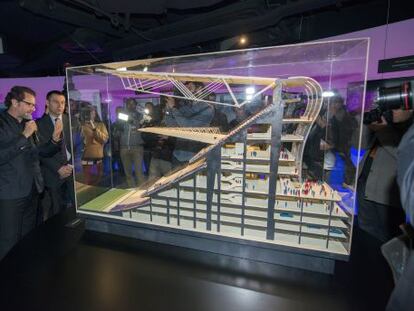 Bartomeu, ante una maqueta de la grada del nuevo Camp Nou.
