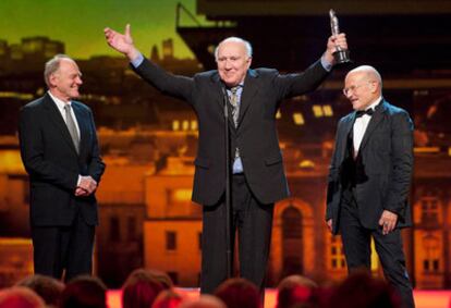 Volker Schloendorff (dcha.) y Bruno Ganz (izq.) observan a Michel Piccoli que sostiene su premio del cine europeo honorífico (entregado por sorpresa) durante la 24ª edición de la gala de la Academia Europea de Cine.