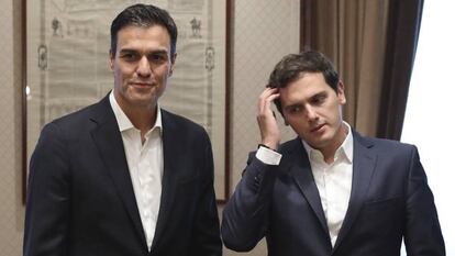 Pedro Sánchez y Albert Rivera, antes de su reunión en el Congreso.