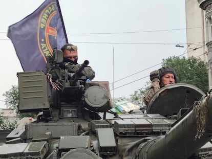 Militares con la bandera del Grupo Wagner en Rostov del Don, en el sur de Rusia, este sábado.