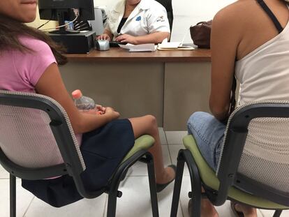 La doctora Dolores atiende a dos pacientes en su consultorio.