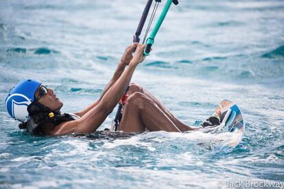 Barack Obama praticando esporte na água.