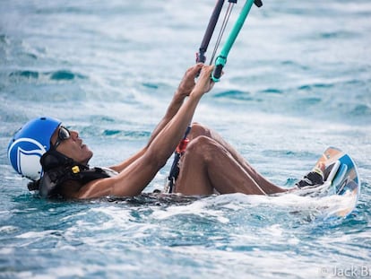 Barack Obama praticando esporte na água.