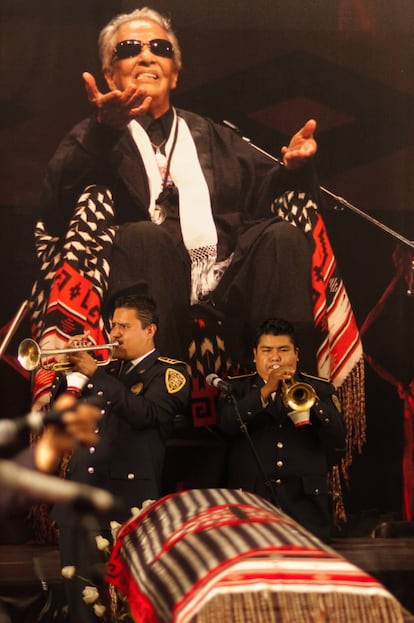 Suenan trompetas en la despedida de Chavela Vargas