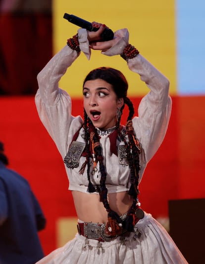 Ladaniva, representando a Albania sobre el escenario.