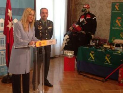 Cristina Cifuentes, durante una rueda de prensa con la Guardia Civil.