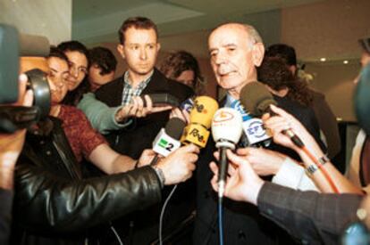 El fiscal general del Estado, Jesús Cardenal, habla ante los micrófonos de los periodistas.