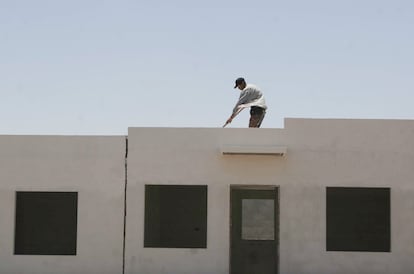 Un trabajador labora en la construcción de una vivienda de Infonavit.