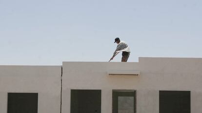 Un trabajador labora en la construcción de una vivienda de Infonavit.