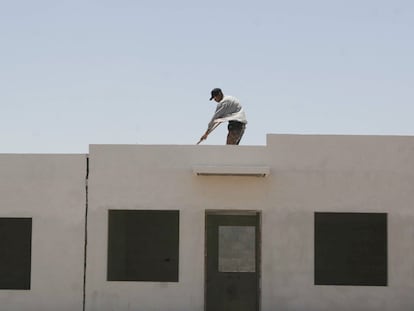 Un trabajador labora en la construcción de una vivienda de Infonavit.