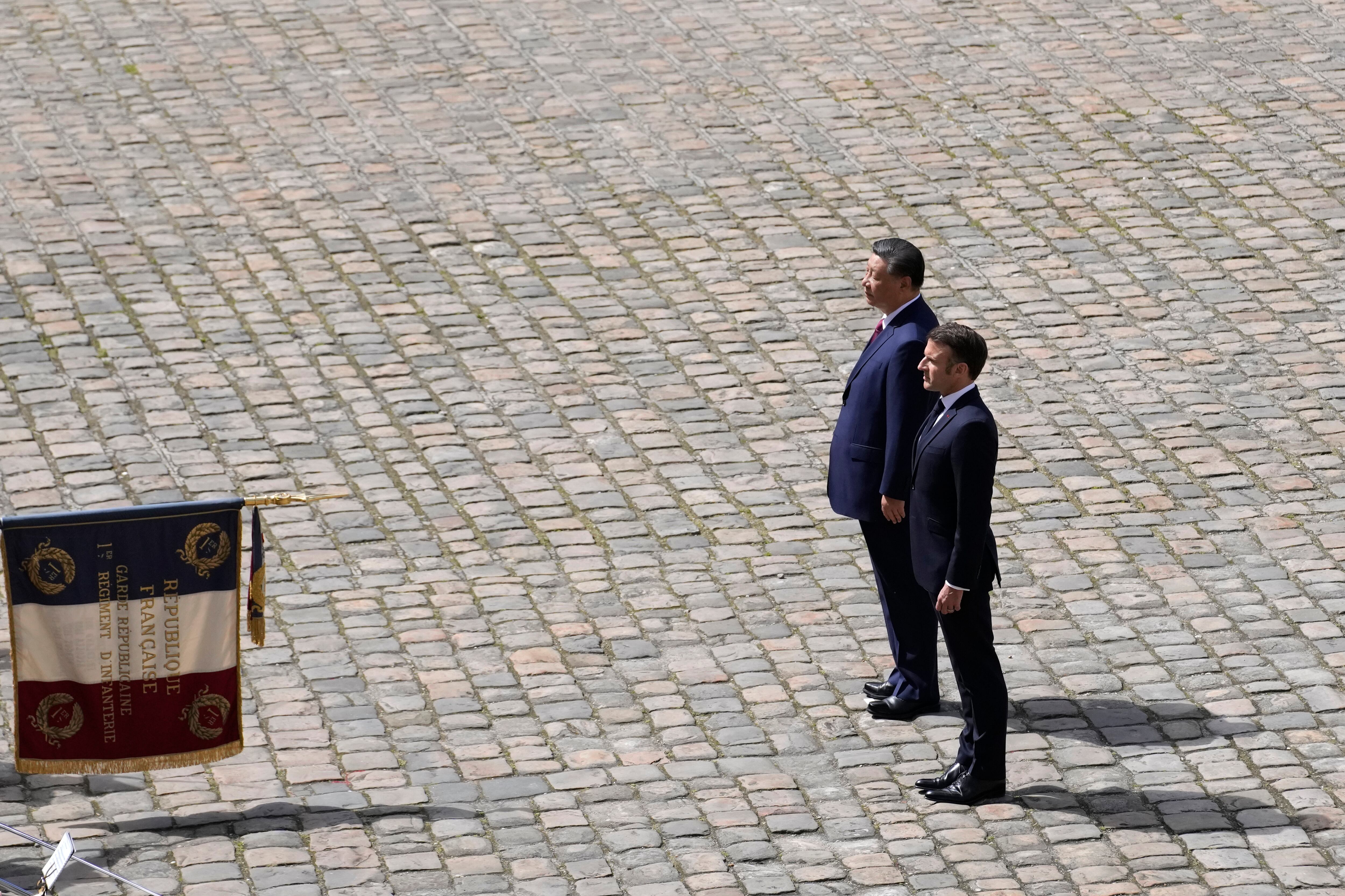 El presidente de China, Xi Jinping, y el presidente de Francia, Emmanuel Macron, durante la ceremonia oficial de bienvenida, este lunes en París.