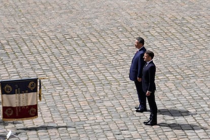 El presidente de China, Xi Jinping, y el presidente de Francia, Emmanuel Macron, durante la ceremonia oficial de bienvenida, este lunes en París.