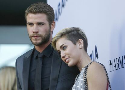 Parece que a Miley Cyrus solo le hacía falta cortar con su novio Liam Hemsworth para acabar de soltar sus propias riendas. Con su ruptura, que se hizo pública en septiembre, coincidió el comienzo del imparable maratón de espectáculos grotescos de la cantante sobre cualquier escenario que se ponga por delante. Aunque es verdad que sus gestos ya eran groseros poco antes de terminar la relación, por lo que muchos la responsabilizaron de este fracaso. Hemsworth le había pedido matrimonio a Cyrus en mayo de 2012. A partir de ahí, según la prensa estadounidense, todo empeoró...