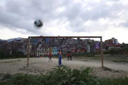 Hechas de metal, madera, plástico, pintadas en la pared. Fotógrafos de Reuters capturan las distintas formas que tienen las porterías en distintos países. En la imágen unos niños juegan al fútbol en Kirtipur, Katmandú (Nepal).