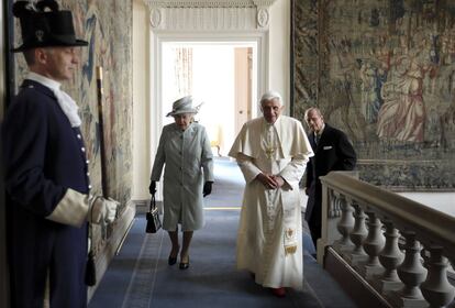 El papa Benedicto XVI junto a la reina de Inglaterra, Isabel II, seguidos del príncipe Felipe, en el palacio de Hoolyrood, en Edimburgo, durante la visita oficial del Papa al Reino Unido, el 16 de septiembre de 2010.
