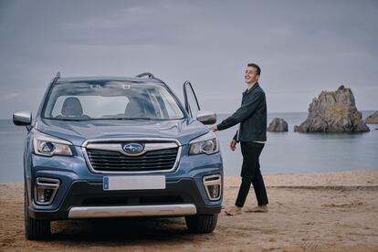 El campeón de surf Andy Criere apuesta por una evolución concienciada de la conducción con el nuevo Subaru Forester ecoHybrid.