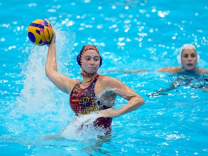 Elena Ruiz Barril, del equipo español de waterpolo, en la semifinal contra Australia.
