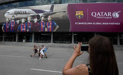 Una turista hace una foto junto al Camp Nou.