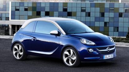 El Opel Adam, de menor tamaño, tiene un precio algo menor en Europcar, pero sigue superando los 800 euros: el alquiler por la semana es, a fecha de hoy, 837 euros.