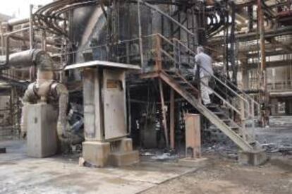 Un iraquí inspecciona los daños registrados en una refinería. EFE/Archivo