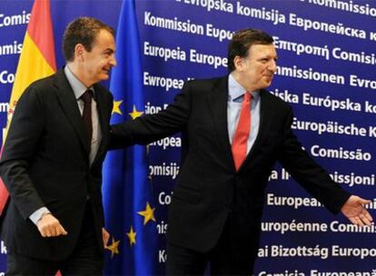 Jose Manuel Durão Barroso camina junto a José Luis Rodríguez Zapatero ayer en la sede de la Comisión Europea.