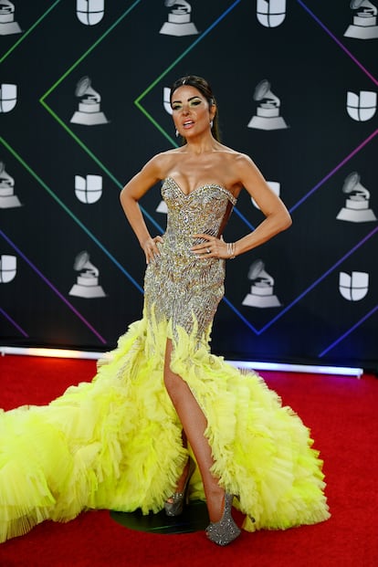 La mítica Gloria Trevi, con uno de los looks más coloridos de la noche. Lleva un vestido de Michael Cinco.