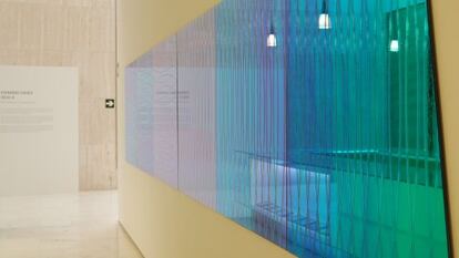 Deuteroscopia, una obra de Sinaga en el MACA con cristales laminados que cambian de color.