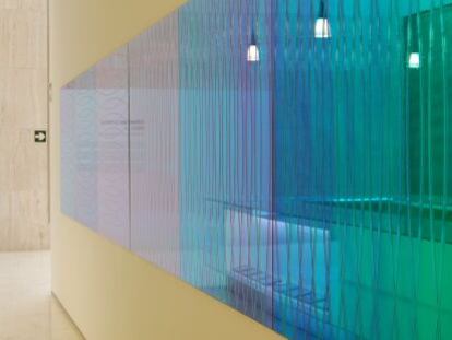 Deuteroscopia, una obra de Sinaga en el MACA con cristales laminados que cambian de color.