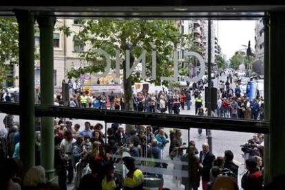 El trajín de entradas y salidas de personalidades que se produjo ayer en el Clínic despertó la curiosidad de decenas de barceloneses, que se acercaron a la puerta del hospital