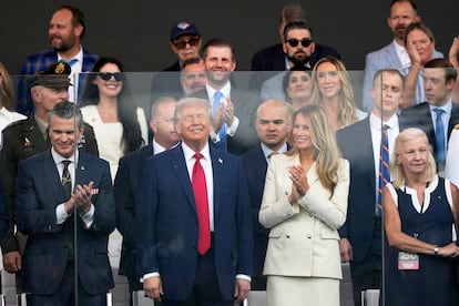 Donald Trump, flanqueado por la primera dama, Melania Trump, y el secretario de Defensa, Pete Hegseth.
