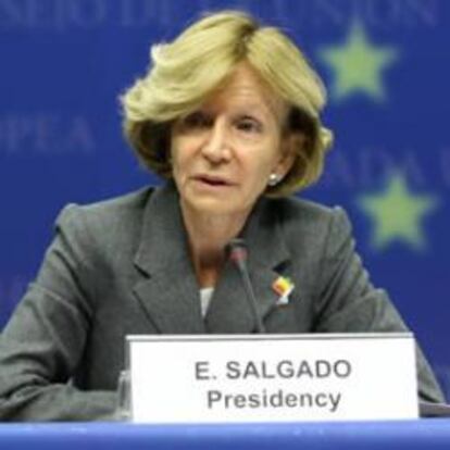 La ministra Elena Salgado junto al comisionado de Asuntos Monetarios de Europa, el finlandés Olli Rehn, en una rueda de prensa al concluir una reunión del Consejo Extraordinario Ecofin en Bruselas (Bélgica).