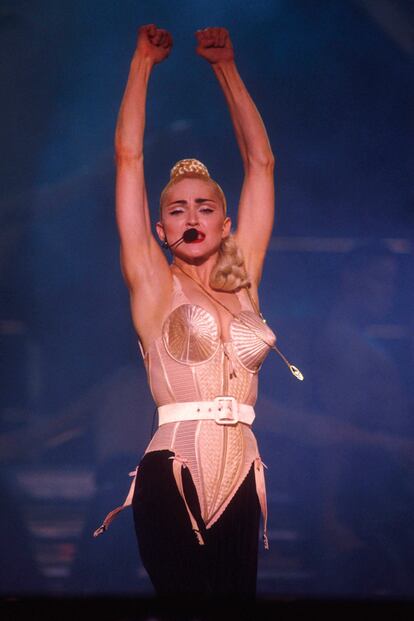 Durante la gira Blond Ambition Madonna lució el famoso corsé diseñado por Jean Paul Gaultier. Era 1990 y en 2011 se subastó por un dineral.