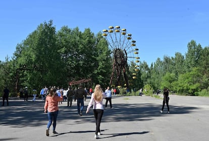 Un grupo de visitantes camina por la ciudad fantasma Prípiat (Ucrania) durante un recorrido en la zona de exclusión de Chernóbil, en junio de 2019. Tras el estreno de la miniserie 'Chernobyl' en HBO, la agencia de viajes giras SoloEast, cuenta que "la compañía vio un aumento de 30 por ciento en el número de turistas que iban al área en mayo de 2019".