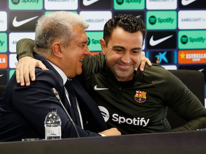 Joan Laporta y Xavi Hernández, este jueves en la Ciudad Deportiva Joan Gamper.