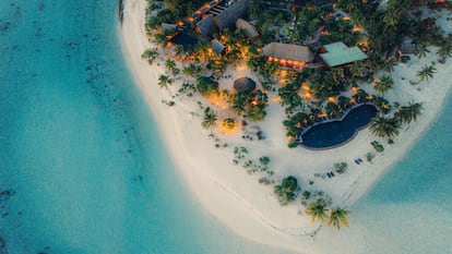 The Brando, en Tetiaroa, un atolón de la Polinesia Francesa, ha sido considerado “el punto de referencia para escapadas de playa de lujo” desde su inauguración en 2014. La tarifa inicial por una habitación es de 800 dólares (718 euros).