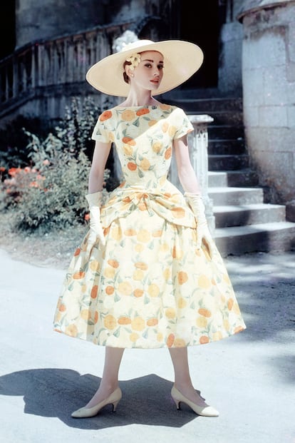 La siempre inspiradora Audrey Hepburn demostró en 1955 que nada le va mejor a un sombrero de paja que un vestido floral de aires bucólicos. Podríamos encontrar un estilismo similar en cualquier catálogo de moda de 2020.