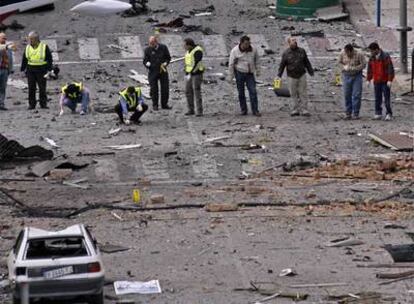 Agentes de policía examinan los restos de la explosión del coche bomba en Calahorra (La Rioja).