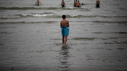 Varios bañistas, en una playa de Ostende (Bélgica).