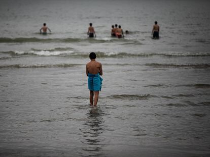Varios bañistas, en una playa de Ostende (Bélgica).
