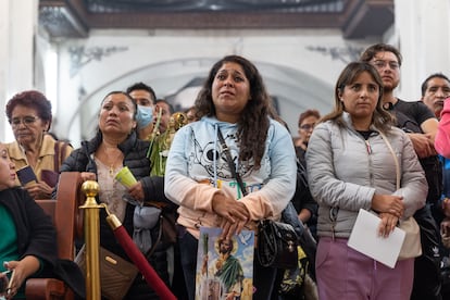  San Judas Tadeo es uno de los santos con mayor número de devotos en México.  En la imagen, fieles esperan bendecir sus imágenes y figuras de San Judas en la alcaldía Xochimilco, al sur de Ciudad de México, el 11 de agosto.