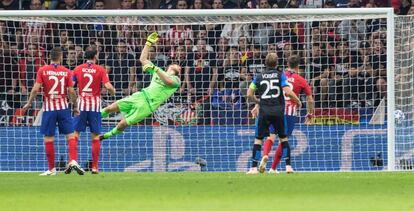 El portero del Atlético de Madrid Jan Oblak intenta parar el gol del centrocampista del Brujas Arnaut Danjuma.