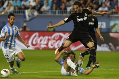 Higuaín, presionado en una acción del partido por Demichelis.