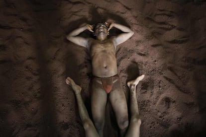 Unos luchadores durante un ejercicio de Kusthi, lucha tradicional india, en un centro en Bombay (India).