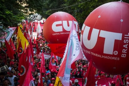 Manifestantes no ato da CUT, no centro de S&atilde;o Paulo. 