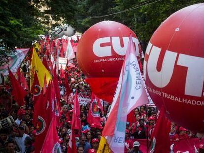 Manifestantes no ato da CUT, no centro de S&atilde;o Paulo. 