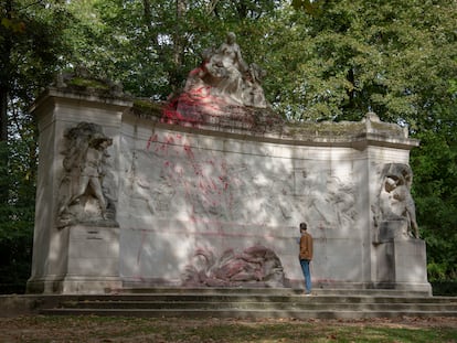 Monumento en honor a los pioneros belgas en el Congo en el parque del Cincuentenario de Bruselas, manchado de sangre.