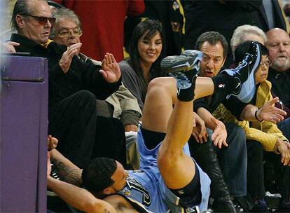 Una de las estrellas de los Jazz, Deron Williams, sufre una caída durante una acción del partido y se precipita contra la silla de Jack Nicholson, un incondicional de Los Lakers que siempre apoya a su equipo desde la primera línea.