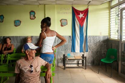 Pacientes sentados en la sala de espera de uno de los muchos centros de atención primaria en los que los alumnos de la ELAM hacen sus prácticas. 