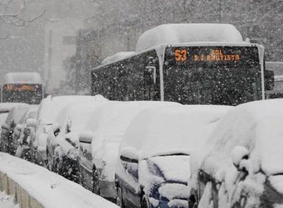 Decenas de coches quedaron cubiertos por un manto blanco en el centro de la capital tras la copiosa nevada.