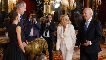 Los reyes Felipe y Letizia reciben al presidente de Estados Unidos, Joe Biden, y a su esposa, Jill Biden, en el Salón del Trono del Palacio Real. La Reina y la primera dama dejaron ver su buena sintonía después de sus encuentros del lunes y el martes, en los que se vieron en el palacio de la Zarzuela, acudieron a la Asociación Española contra el Cáncer y a un centro para refugiados ucranios. A su llegada al Palacio, doña Letizia volvió a dejar a un lado el protocolo y besó a Jill Biden.
